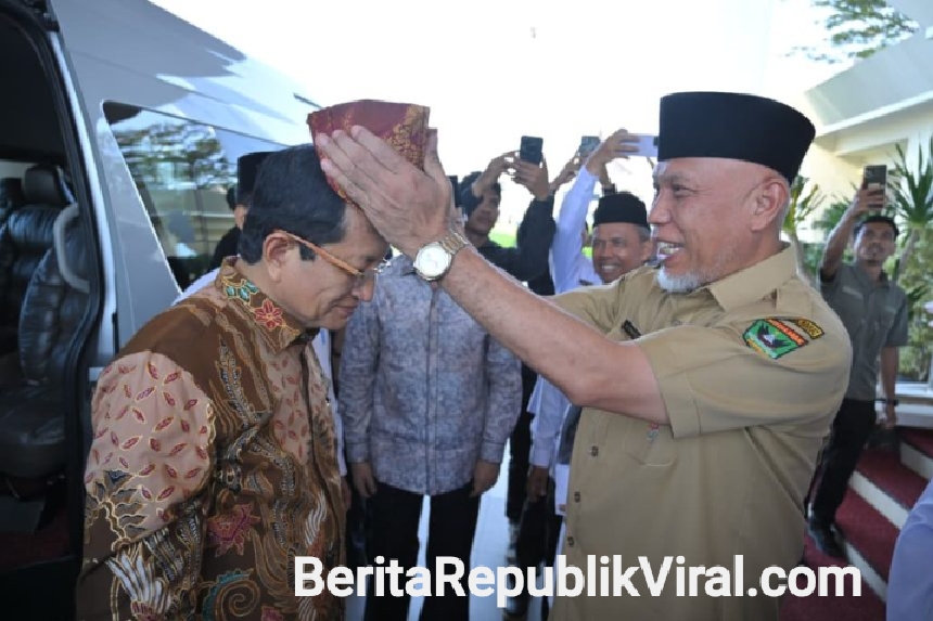 Gubernur Mahyeldi Menyambut Kedatangan Menteri Agama Dengan Nuansa Adat Minangkabau
