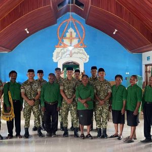 Tebar Kasih di Rumah Ibadah, Prajurit Yonif TP 859/RBK Perkuat Toleransi dan Persaudaraan Bersama Jemaat Supiori