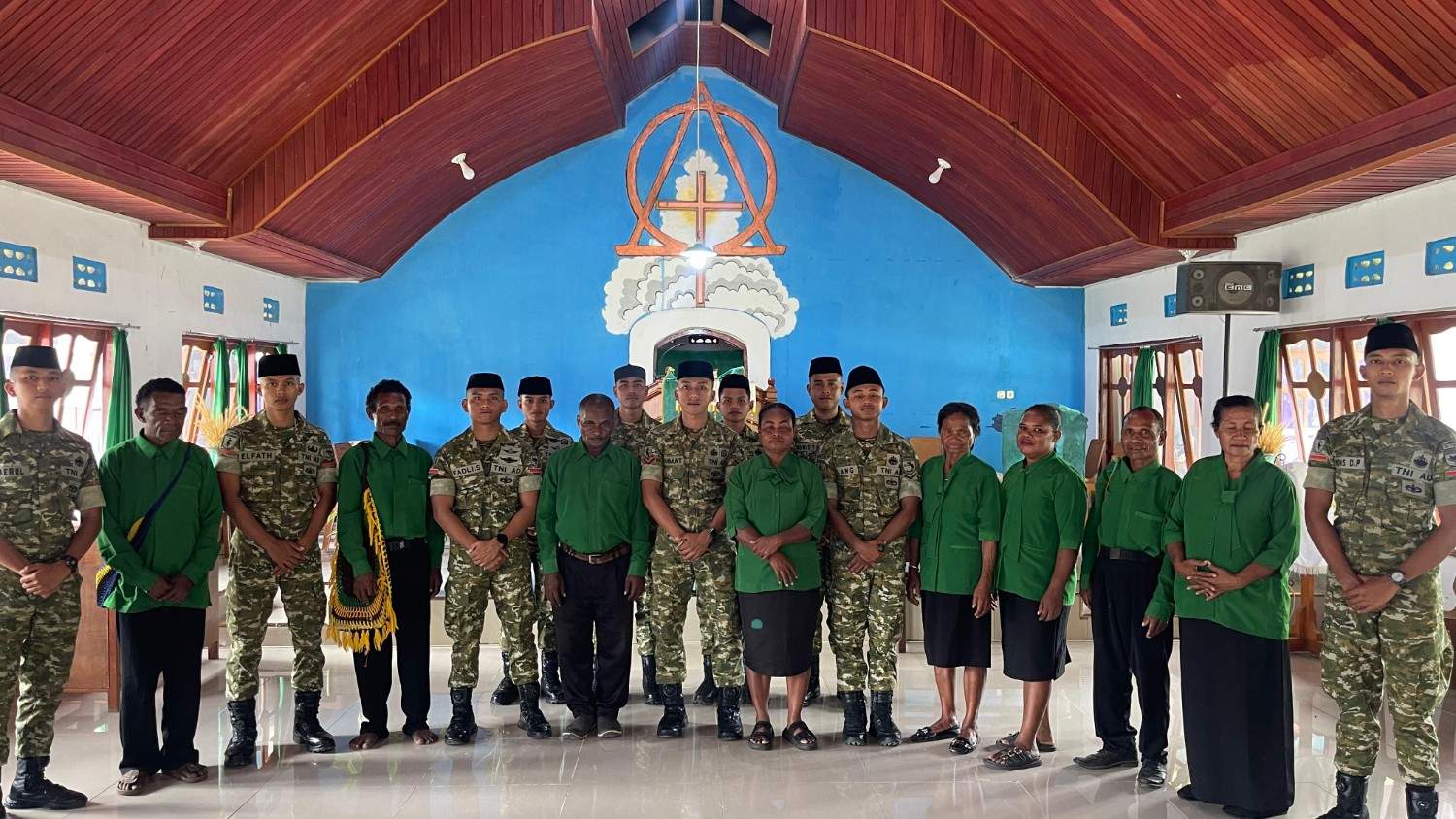 Tebar Kasih di Rumah Ibadah, Prajurit Yonif TP 859/RBK Perkuat Toleransi dan Persaudaraan Bersama Jemaat Supiori