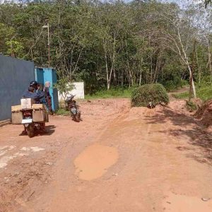 Jalan Tembusan Air Batu Jaya Rusak Parah Diduga Akibat Aktivitas Pabrik, Warga Protes