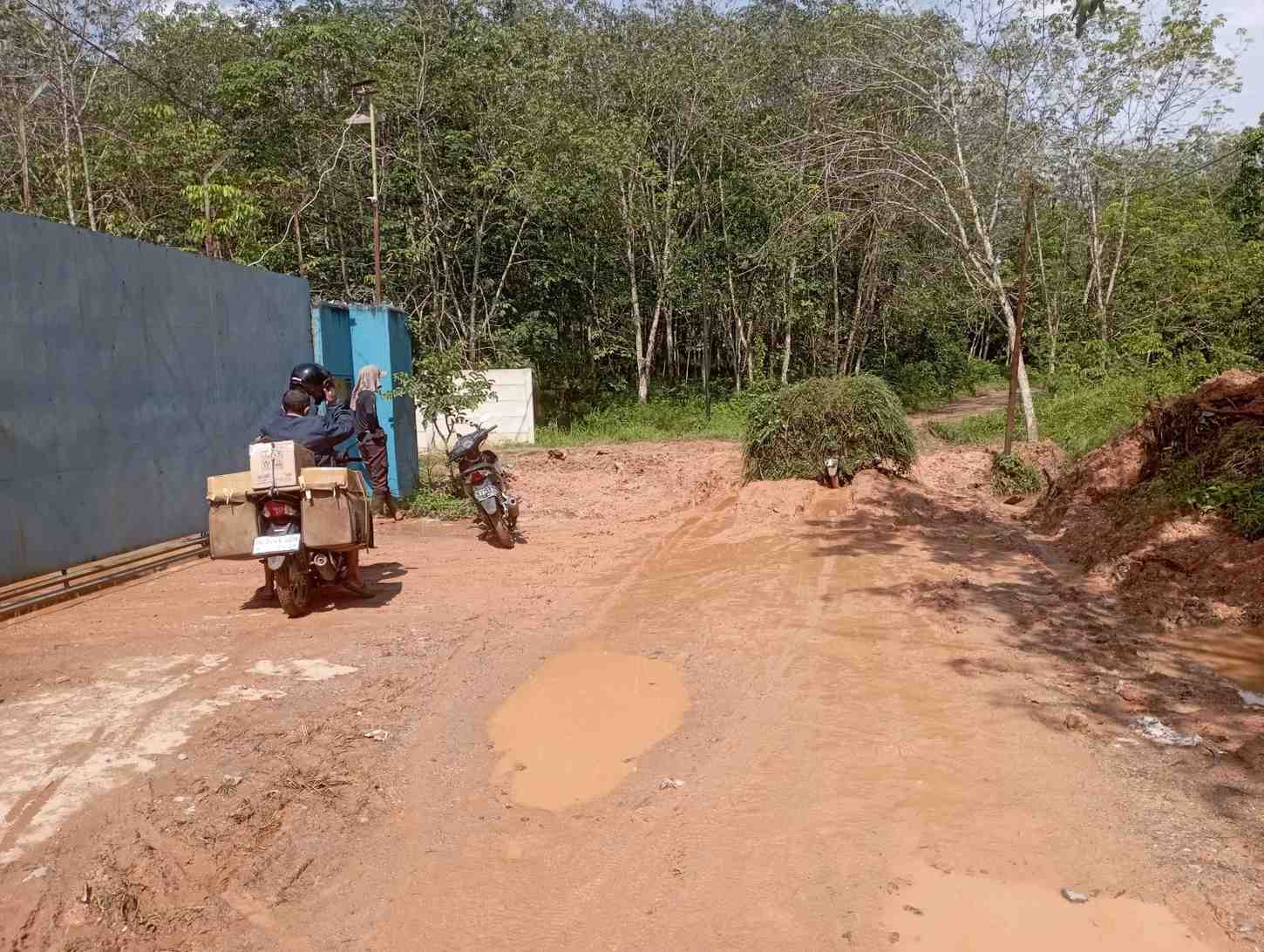 Jalan Tembusan Air Batu Jaya Rusak Parah Diduga Akibat Aktivitas Pabrik, Warga Protes
