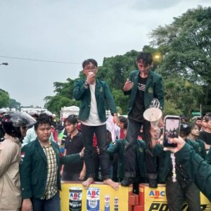 Kegiatan Foto : May Day Memanas BEM UIKA Bogor Kepung Istana, Teatrikal “Kematian Keadilan” Jadi Simbol Perlawanan