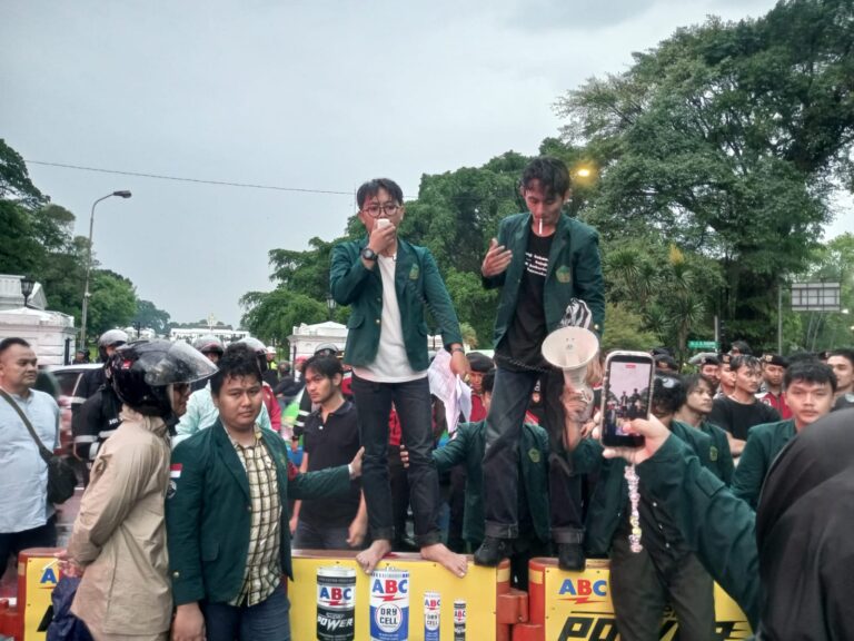 Kegiatan Foto : May Day Memanas BEM UIKA Bogor Kepung Istana, Teatrikal “Kematian Keadilan” Jadi Simbol Perlawanan