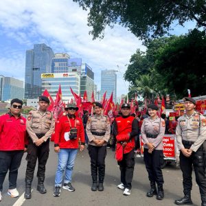 Pelayanan Humanis May Day, Polisi Bagikan Makanan kepada Peserta Aksi