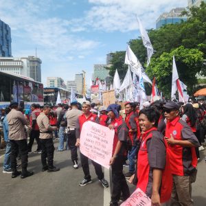 100 Orang Buruh Datangi DPR/MPR dalam Rangka Mayday, Polda Metro Jaya Menyambut dengan Humanis