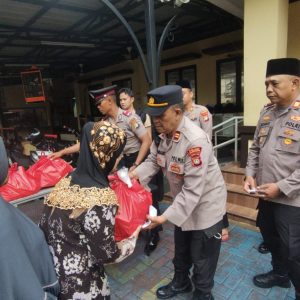 Jumat Penuh Berkah, Polsek Tambora Ringankan Beban Janda Melalui Bantuan Sembako