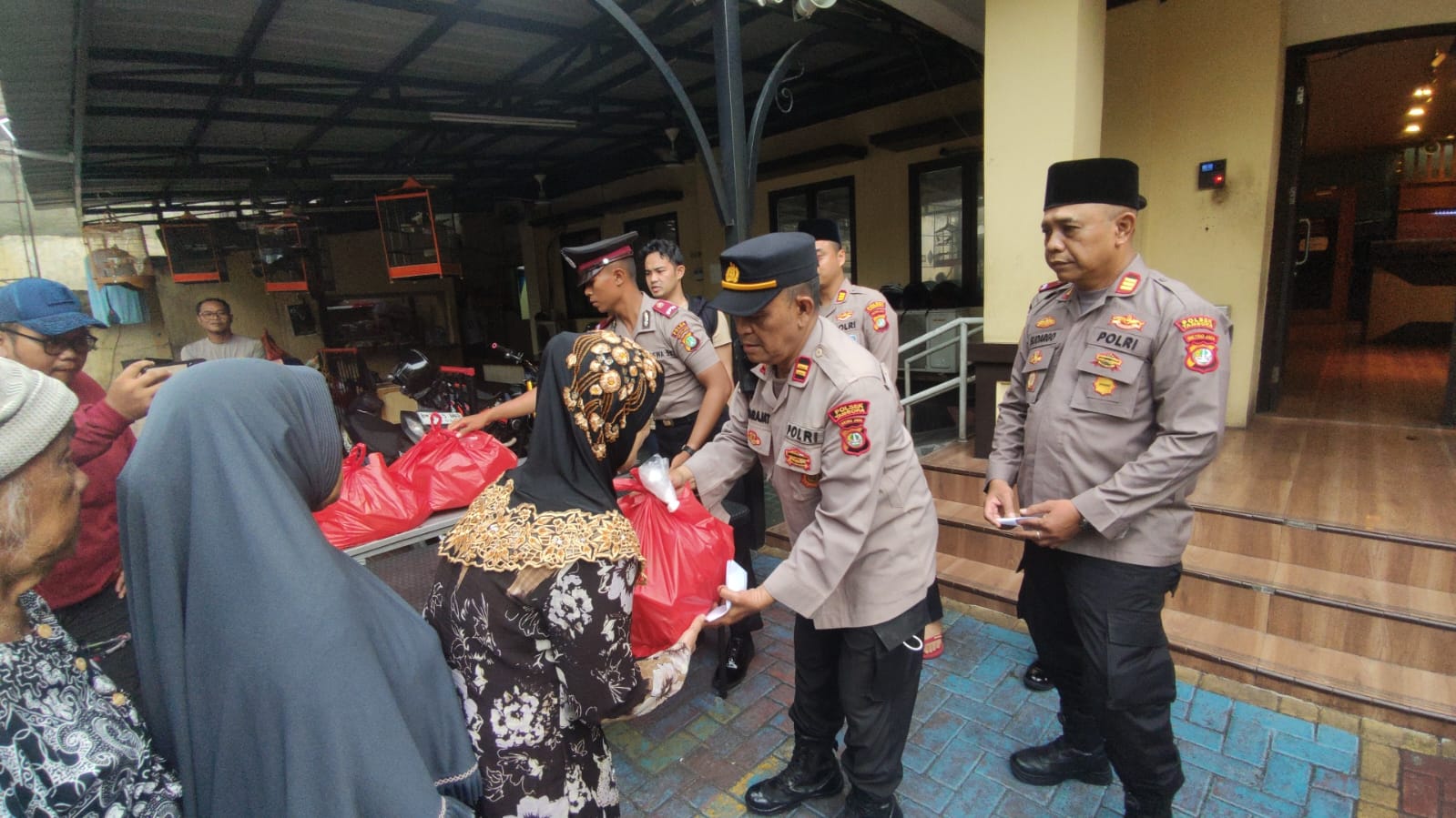 Jumat Penuh Berkah, Polsek Tambora Ringankan Beban Janda Melalui Bantuan Sembako