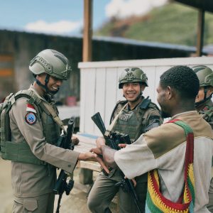 Satgas Operasi Damai Cartenz Laksanakan Patroli Humanis di Kiwirok, Perkuat Kedekatan dengan Warga