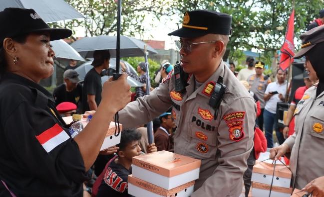 Kapolres Pelabuhan Tanjung Priok, Beri Kejutan May Day, Buruh dan Sopir Deklarasikan Keselamatan Kerja
