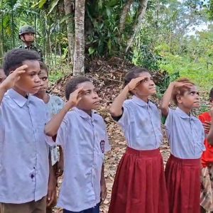 Tanamkan Nasionalisme Sejak Dini, Satgas Yonif 121/MK Pos Tuali Ajarkan Upacara Bendera Peringatan Hardiknas
