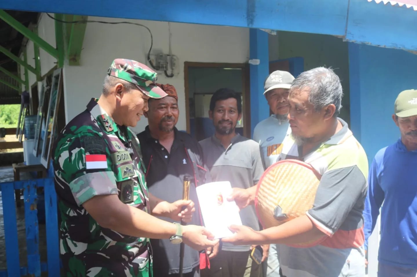 Pangdam Pattimura Sambangi Warga Waimili dan Salurkan Bantuan Perbaikan Masjid