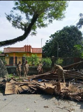 Bangunan Diatas Parit Dibongkar Oleh Tim Gabungan Pemko Binjai, Karena  Menutupi Saluran Drainase ,Air Sulit Mengalir