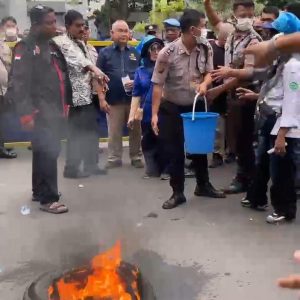 Keadilan Untuk Busrok Anthony Dianggap Mati Kakanwil DJP Sumut I dan Terkesan Tutup Mata, Massa Bakar Ban Pejabat DJP Panik