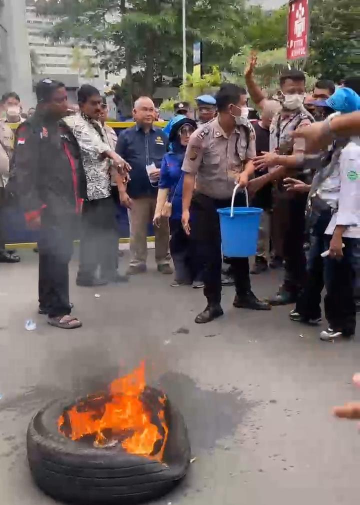 Keadilan Untuk Busrok Anthony Dianggap Mati Kakanwil DJP Sumut I dan Terkesan Tutup Mata, Massa Bakar Ban Pejabat DJP Panik