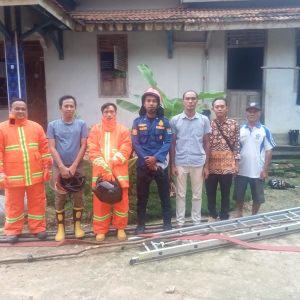 Tim Damkar Kecamatan Rambang musnahkan sarang tawon di rumah warga Desa Sugihwaras Barat