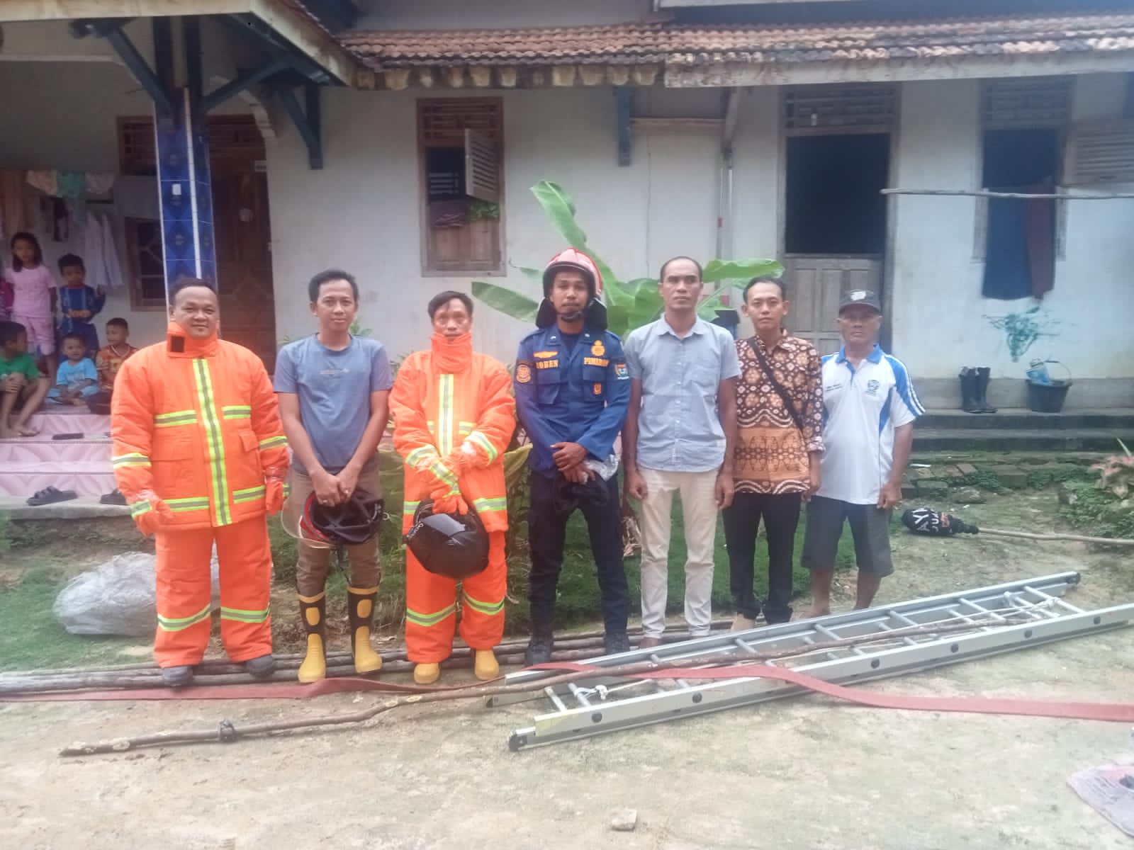 Tim Damkar Kecamatan Rambang musnahkan sarang tawon di rumah warga Desa Sugihwaras Barat