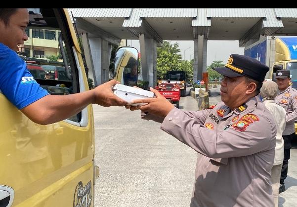 Jumat Berkah Peduli Wujud Kepedulian Polri Dan Sosialisasikan Layanan Polri 110