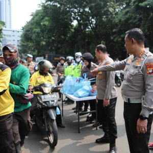 Jumat Peduli, Polda Metro Jaya Bagikan 350 Paket Sembako ke Ojol