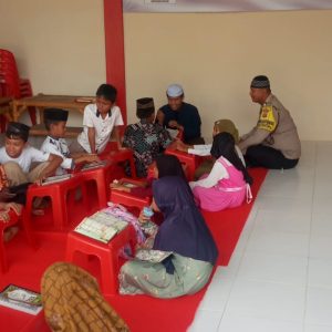 Bhabinkamtibmas tebar kepedulian dampingi anak – anak belajar Al Qur’an di Polsek Selesai
