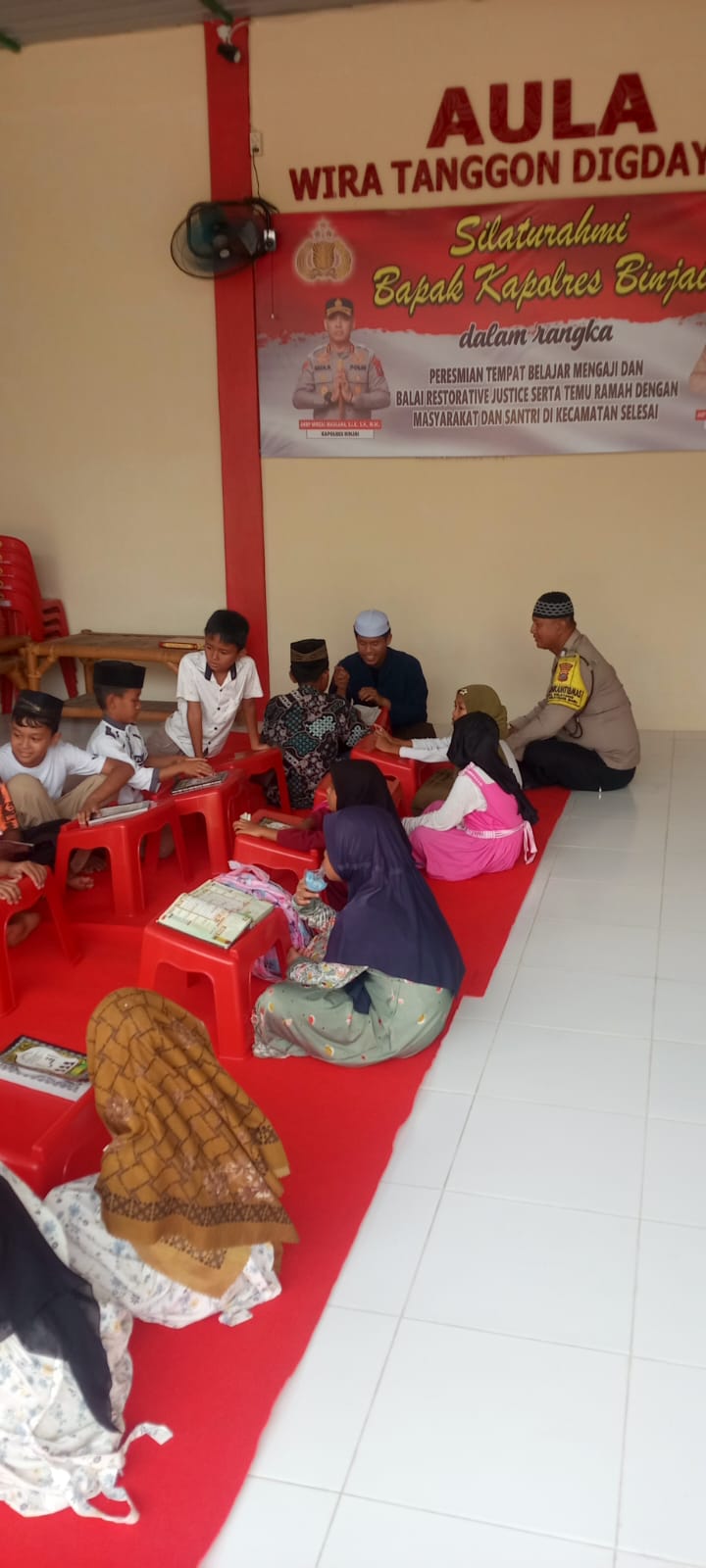 Bhabinkamtibmas tebar kepedulian dampingi anak – anak belajar Al Qur’an di Polsek Selesai