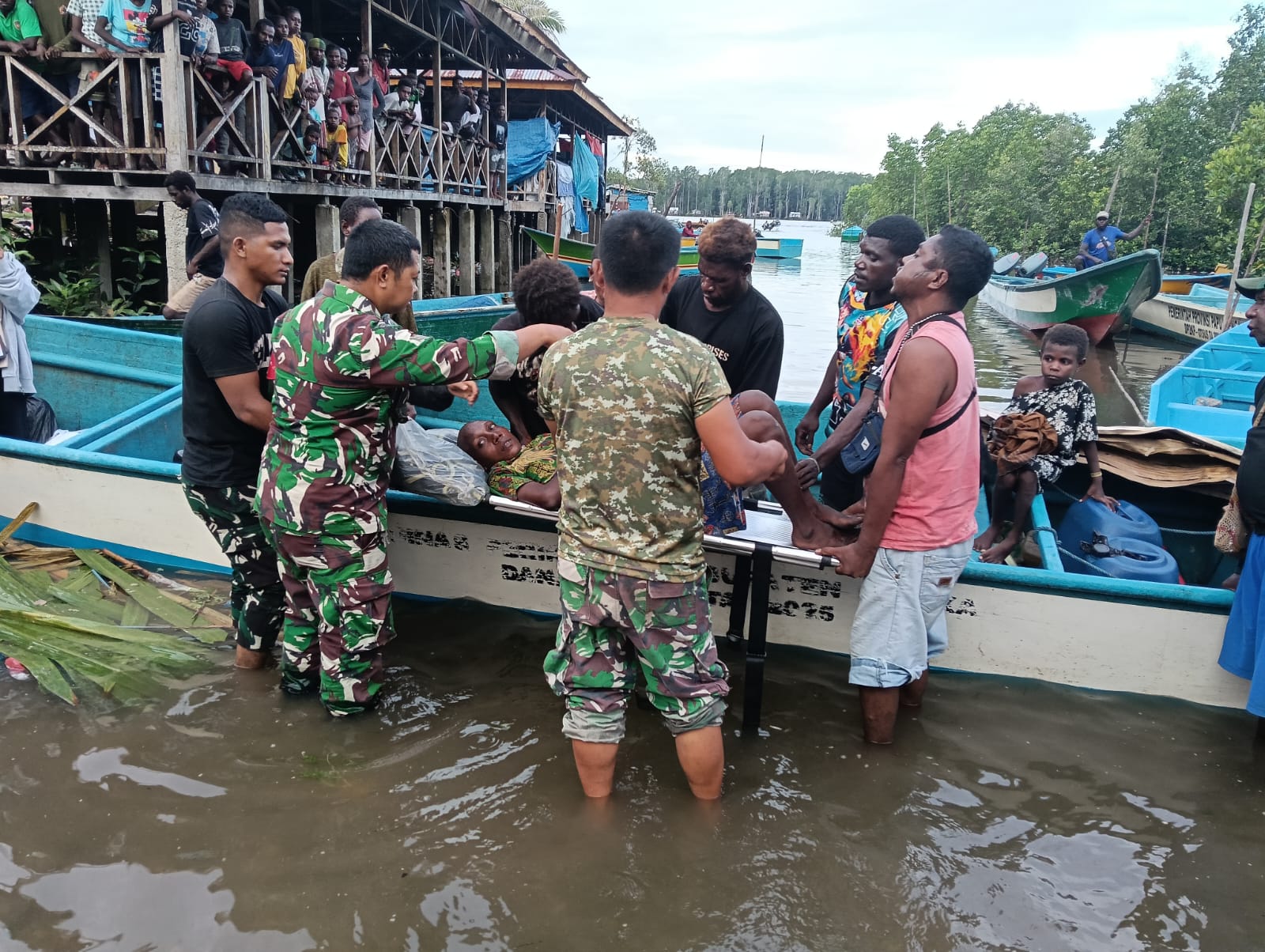 Satgas TMMD Tunjukkan Kepedulian dengan Evakuasi Warga Sakit