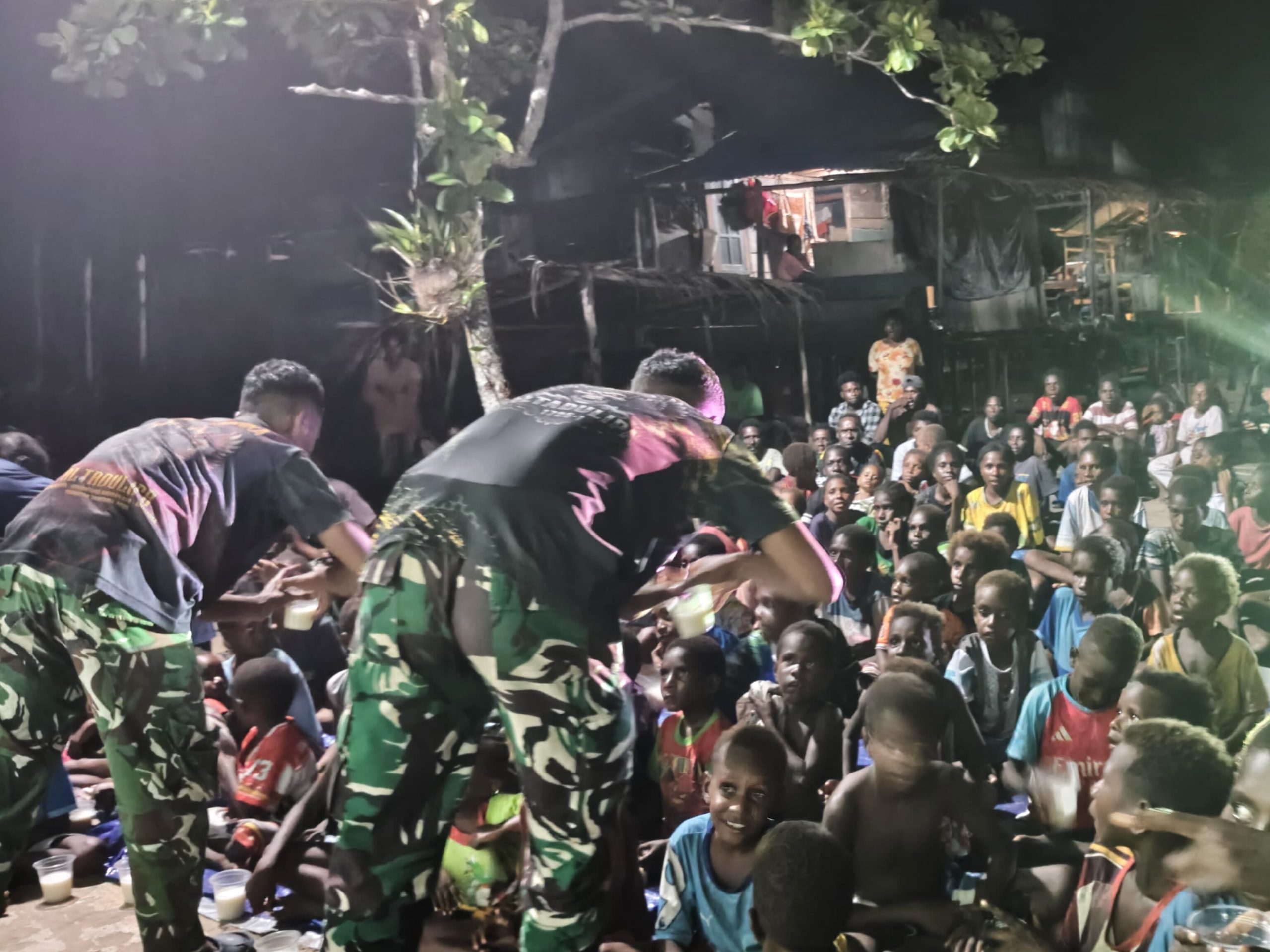 Nonton Bareng Film Edukasi, Satgas TMMD Bagikan Makanan Bergizi kepada Anak-Anak Kampung Keakwa