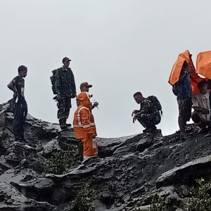 Pangdam XV/Pattimura Terjun Langsung Bantu Korban Erupsi Gunung Dukono