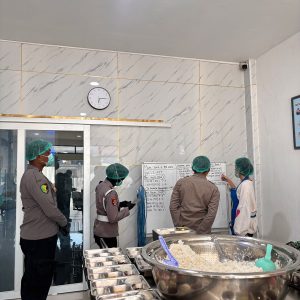 SIDOKKES POLRES KUTIM UJI MENU MBG DI SPPG, PASTIKAN LAYAK KONSUMSI