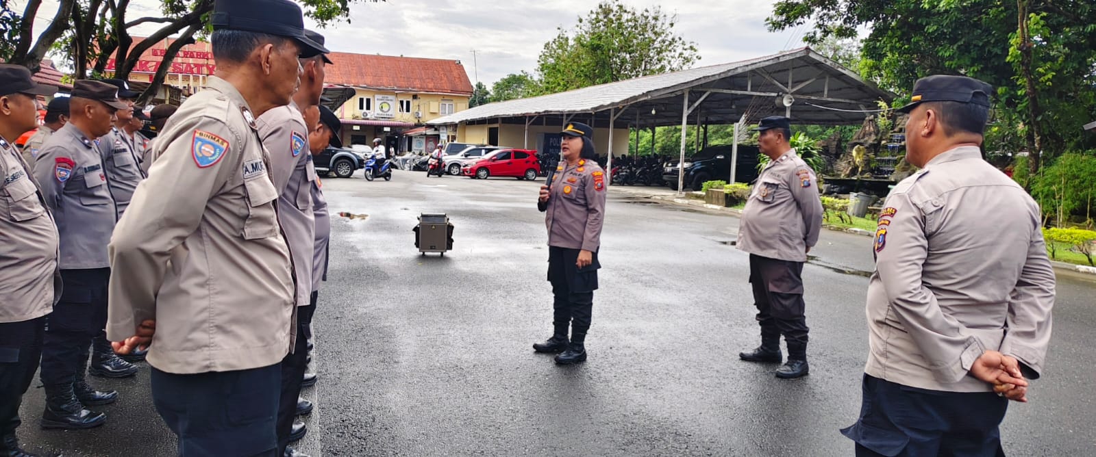 Apel Gabungan Sat Binmas Polres Binjai : Kapolres Tekankan Peran Aktif Bhabinkamtibmas Jaga Keamanan Warga