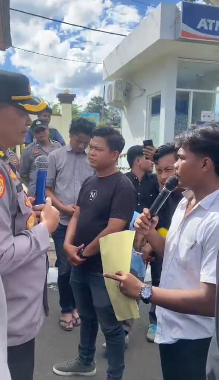 ” Tangkap Aktor Intelektual Mafia BBM Bersubsidi di Paluta “, Puluhan Mahasiswa Geruduk Polres Tapanuli Selatan