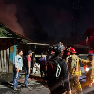 Saat Patroli Malam, Brimob PMJ Turut Evakuasi Kebakaran Bengkel di Bekasi