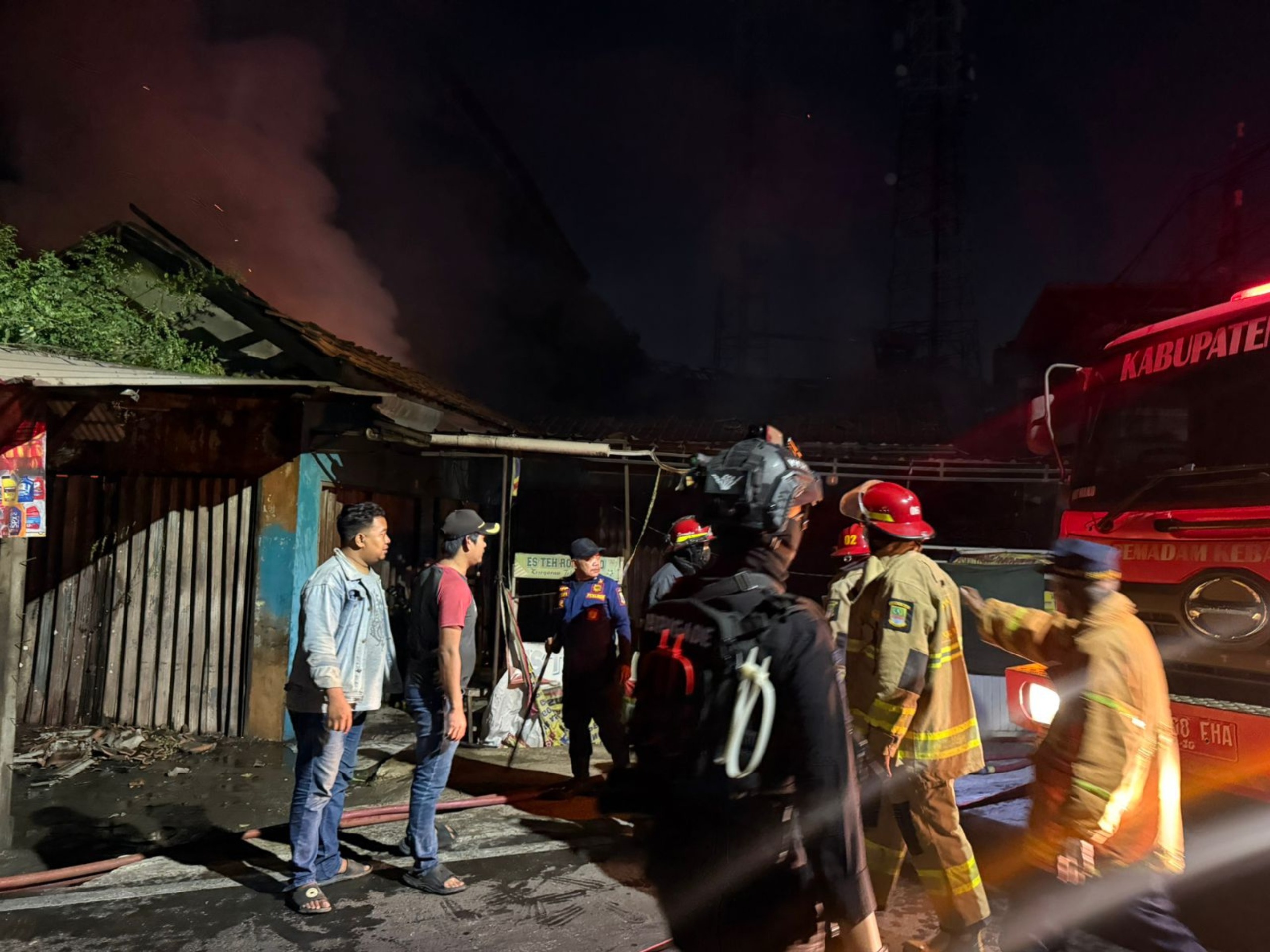 Saat Patroli Malam, Brimob PMJ Turut Evakuasi Kebakaran Bengkel di Bekasi