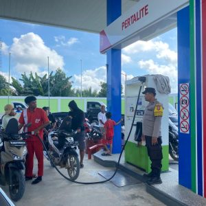 PASTIKAN DISTRIBUSI BBM AMAN, PERSONEL POLSEK KALIORANG PANTAU SPBU KAUBUN
