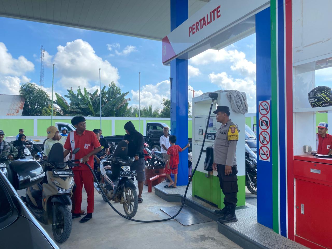 PASTIKAN DISTRIBUSI BBM AMAN, PERSONEL POLSEK KALIORANG PANTAU SPBU KAUBUN