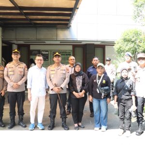 Pastikan Ibadah Aman dan Khidmat, Kapolres Jakbar Tinjau Pelayanan Pengamanan Gereja 