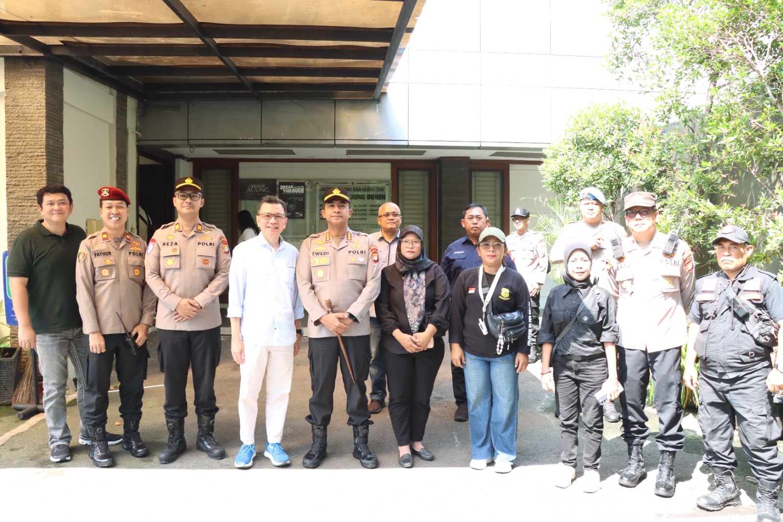 Pastikan Ibadah Aman dan Khidmat, Kapolres Jakbar Tinjau Pelayanan Pengamanan Gereja 