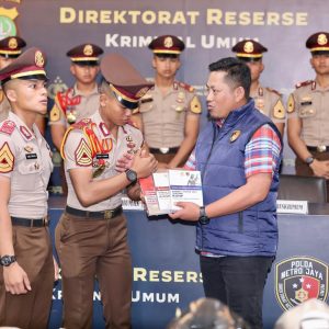 Wadir Reskrimum Polda Metro Jaya Serahkan Referensi Hukum Terbaru kepada 17 Taruna Akpol: Perkuat Profesionalisme Generasi Mendatang