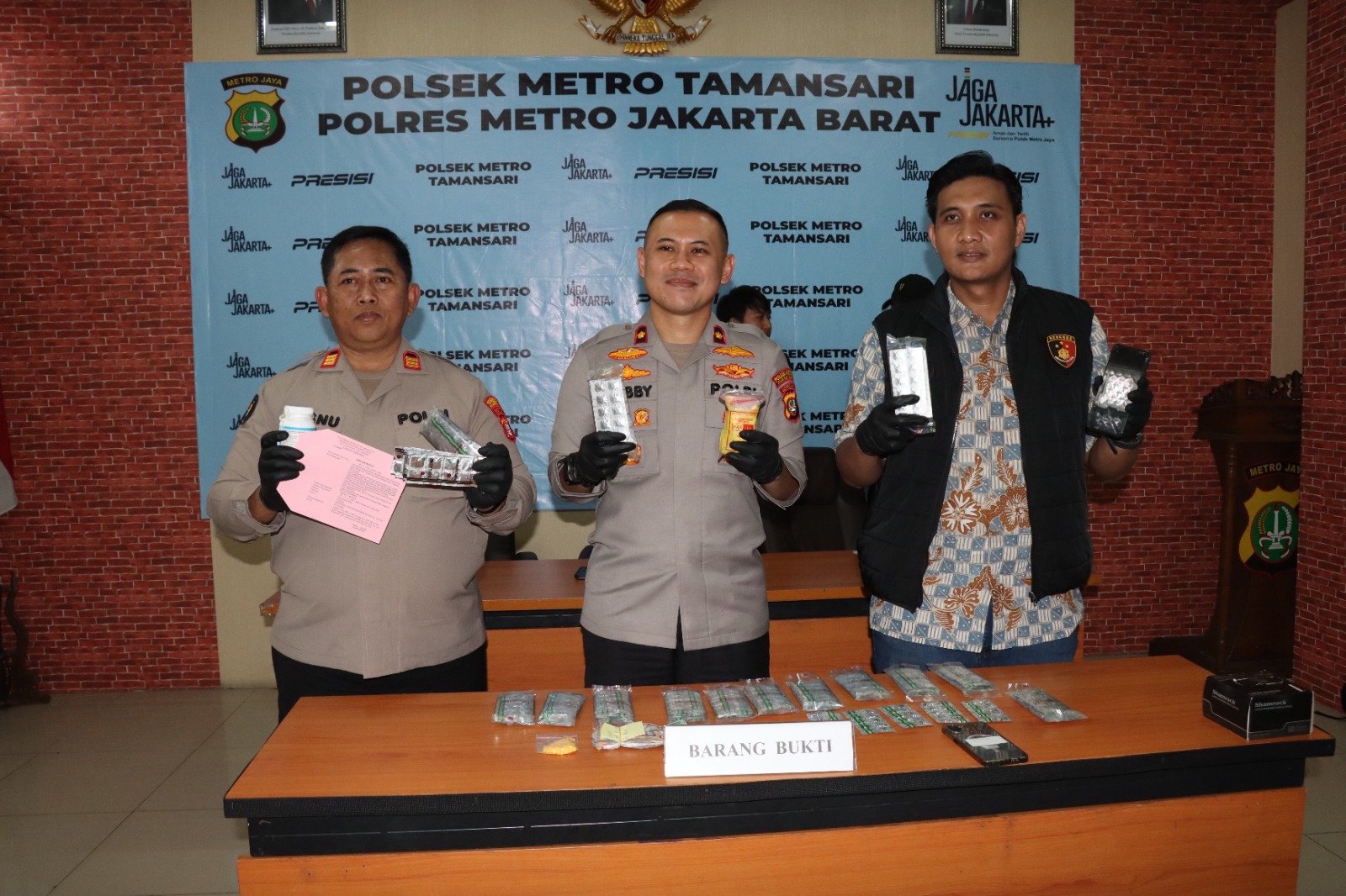 Polsek Metro Tamansari Bongkar Peredaran Obat Keras Berkedok Toko Kosmetik