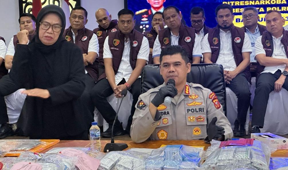 Polda Jabar Bongkar Peredaran 1 Kg Sabu di Cibaduyut, Pelaku Ditangkap Saat Ambil Paket
