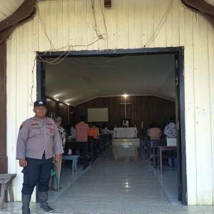 Polsek muara Bengkal Kawal Ibadah Minggu Di Gereja Oikumene Batu Timbau