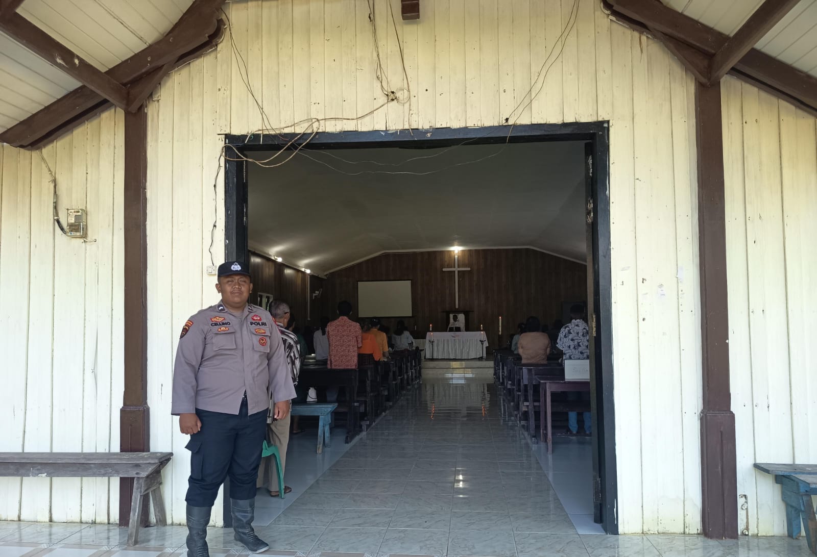 Polsek muara Bengkal Kawal Ibadah Minggu Di Gereja Oikumene Batu Timbau