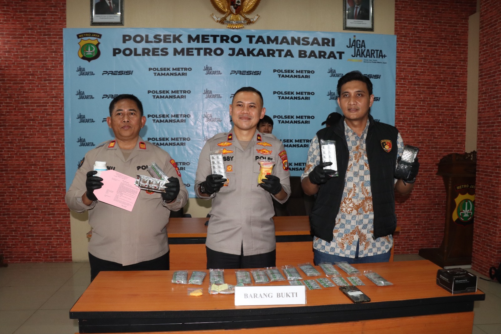 Ungkap Penjualan Obat Keras Ilegal Berkedok Toko Sembako, Polsek Metro Tamansari Sita Ribuan Pil