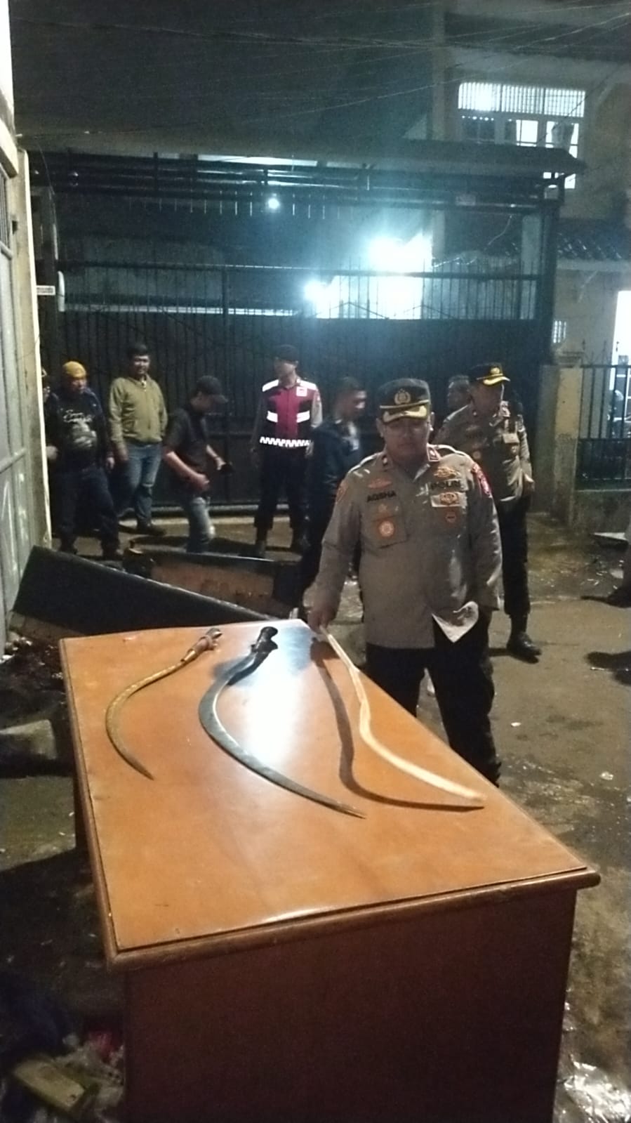 Cegah Tawuran dan Kejahatan Jalanan, Polsek Kebon Jeruk Temukan Celurit dan Sinte Saat Patroli