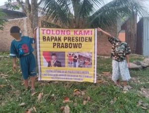 Viral! Korban Jadi Tersangka dan DPO di Polrestabes Medan Usai Nangkap Maling, Dua Anak Kecil Bentangkan Spanduk Minta Tolong Presiden Prabowo Subianto