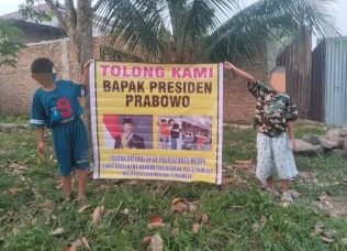 Viral! Korban Jadi Tersangka dan DPO di Polrestabes Medan Usai Nangkap Maling, Dua Anak Kecil Bentangkan Spanduk Minta Tolong Presiden Prabowo Subianto