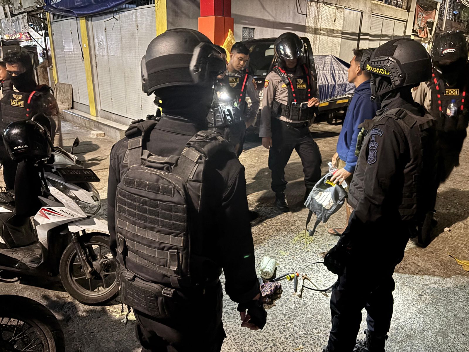 Patroli Brimob PMJ Gagalkan Dugaan Pencurian Kabel di Pademangan, Tiga Pemuda Diamankan