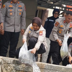 Kapolres Metro Bekasi Tebar 10.000 Benih Lele, Dukung Rantai Pasok SPPG Polri