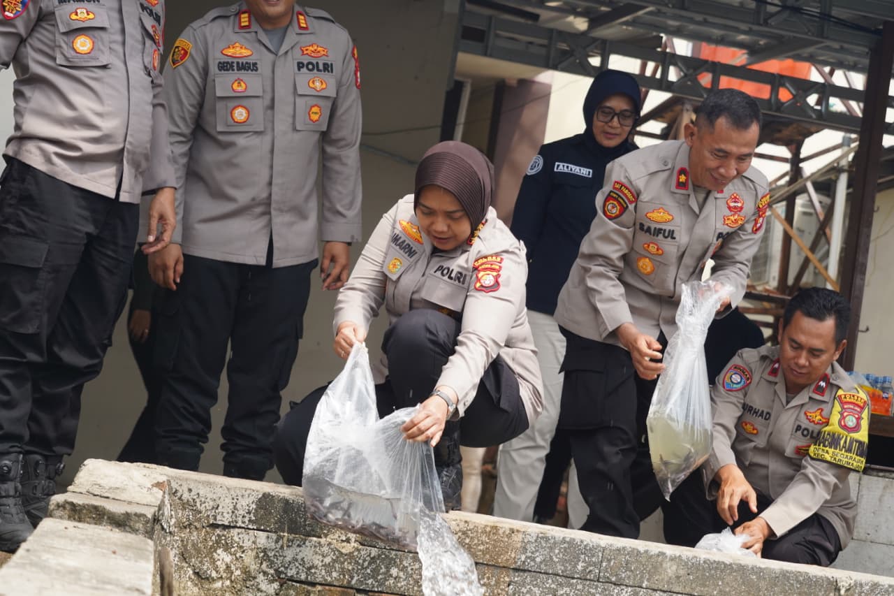 Kapolres Metro Bekasi Tebar 10.000 Benih Lele, Dukung Rantai Pasok SPPG Polri