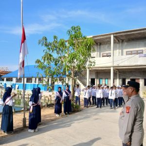 Polisi Edukasi Santri SMP Ibnu Sina Tentang Disiplin Wawasan Kebangsaan dan Bahaya Hoaks