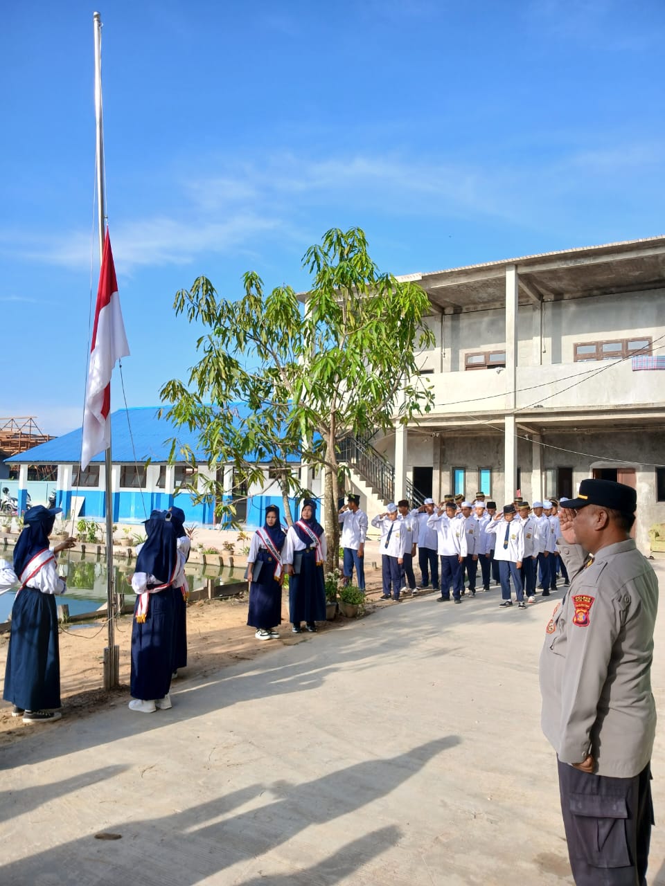 Polisi Edukasi Santri SMP Ibnu Sina Tentang Disiplin Wawasan Kebangsaan dan Bahaya Hoaks